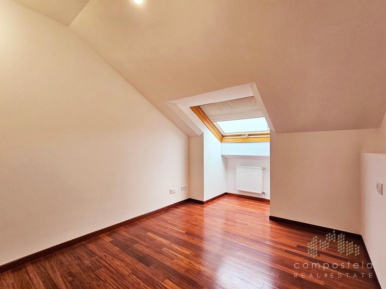 Amplio dormitorio, luz nartural