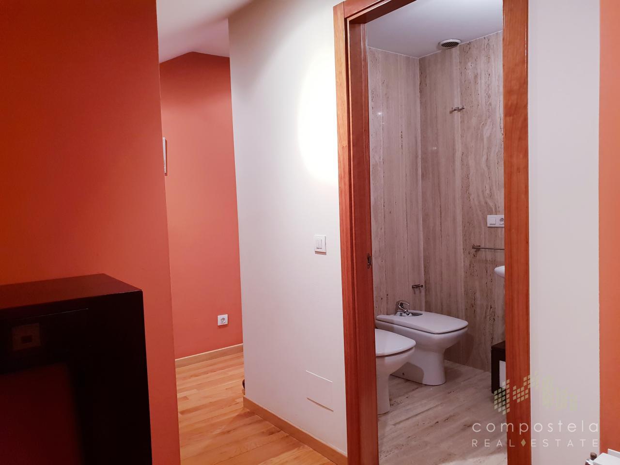 Baño en hall de vivienda