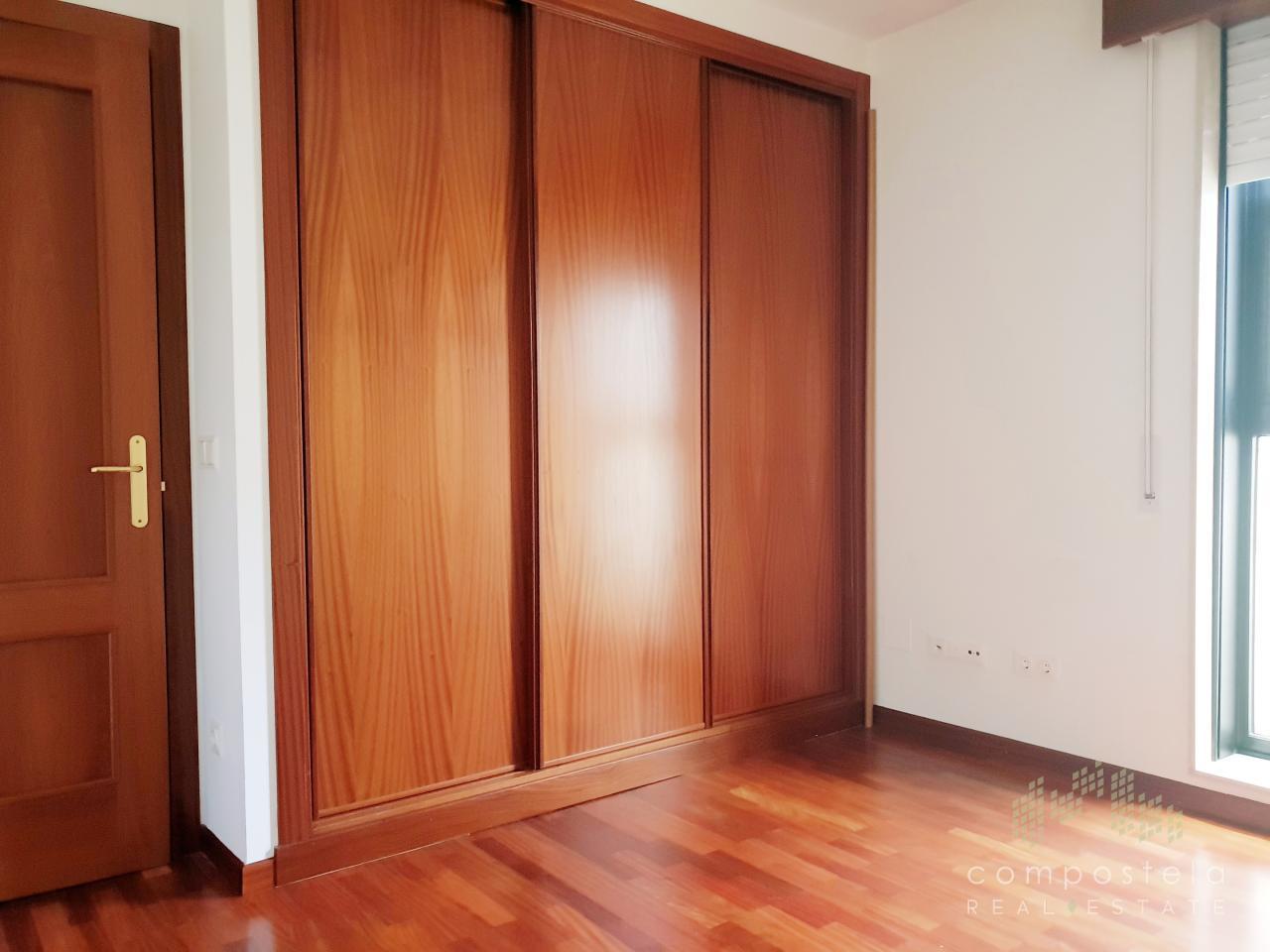 Gran armario empotrado en dormitorio