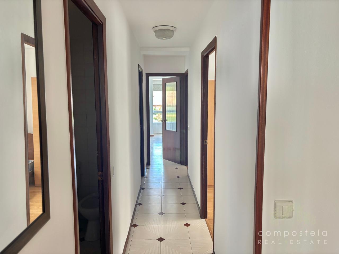 Distribuidor hacia 3 dormitorios, 1 baño y 1 aseo