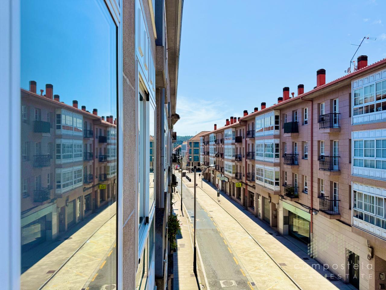 Vistas a la calle desde el dormitorio principal y salón comedor