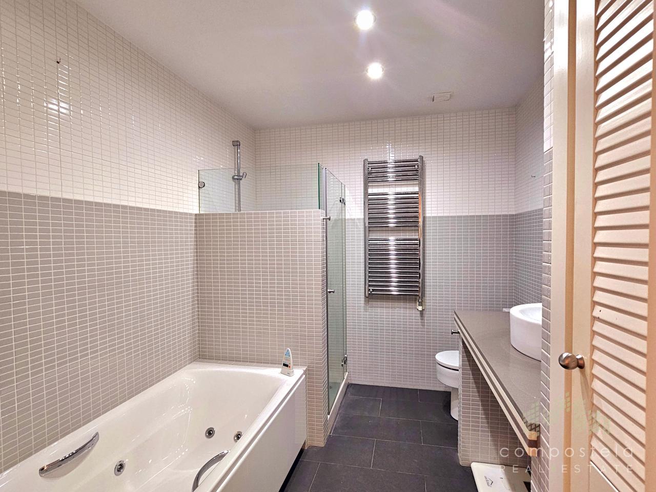 Gran baño acondicionado con bañera y ducha