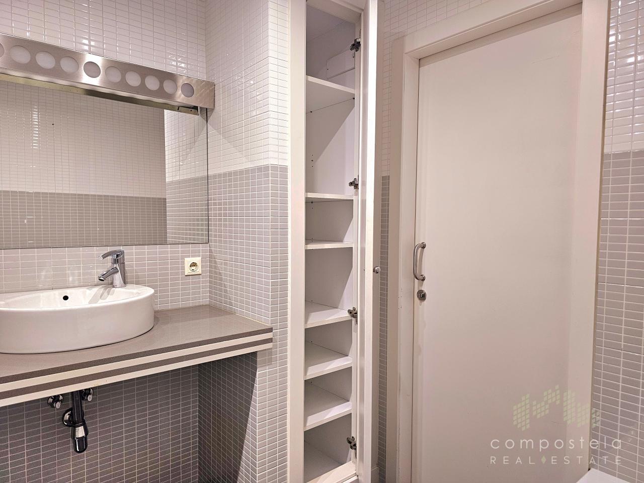 Baño con pequeño armario empotrado