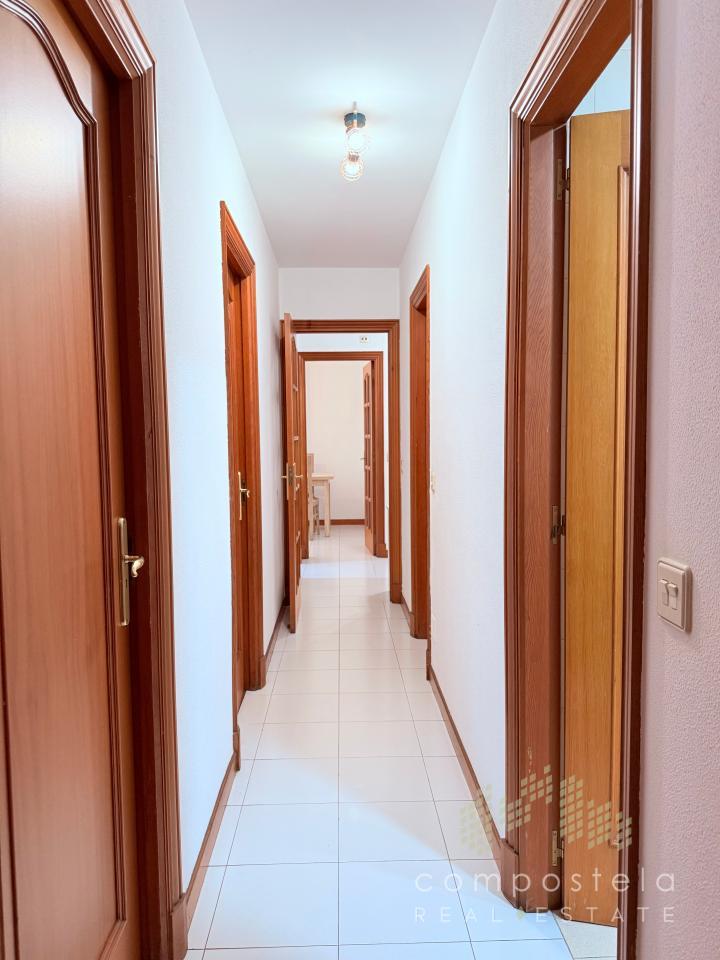 Distribuidor hacia los 3 dormitorios y 2 baños