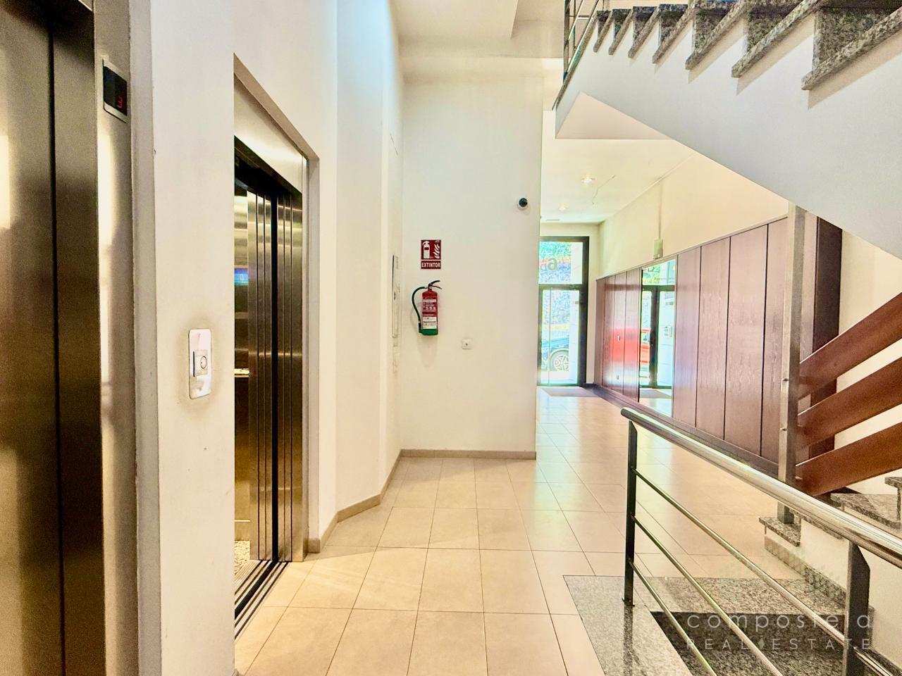 Zonas comunes, ascensor, portal e entrada