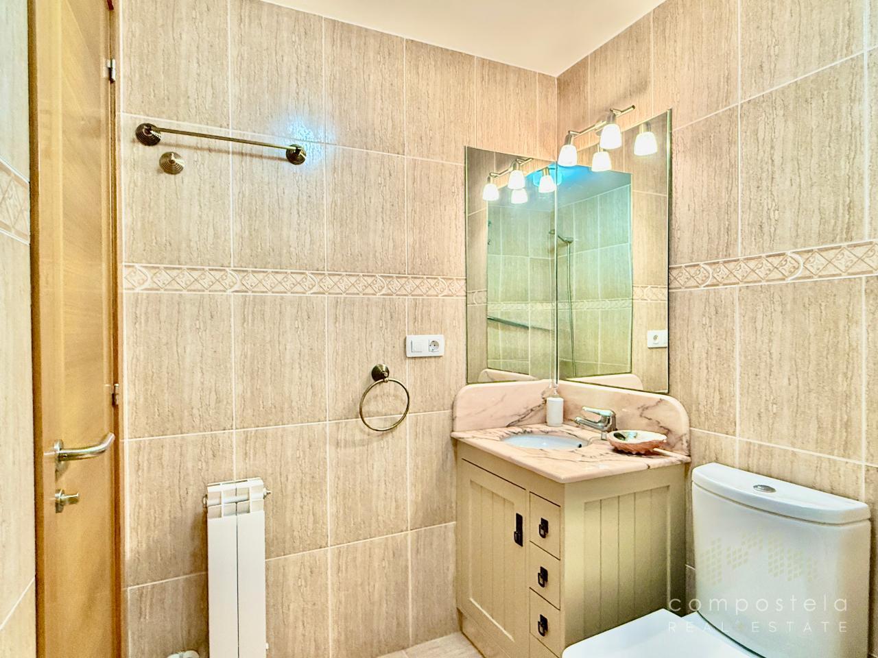 Mobiliario de baño en dormitorio