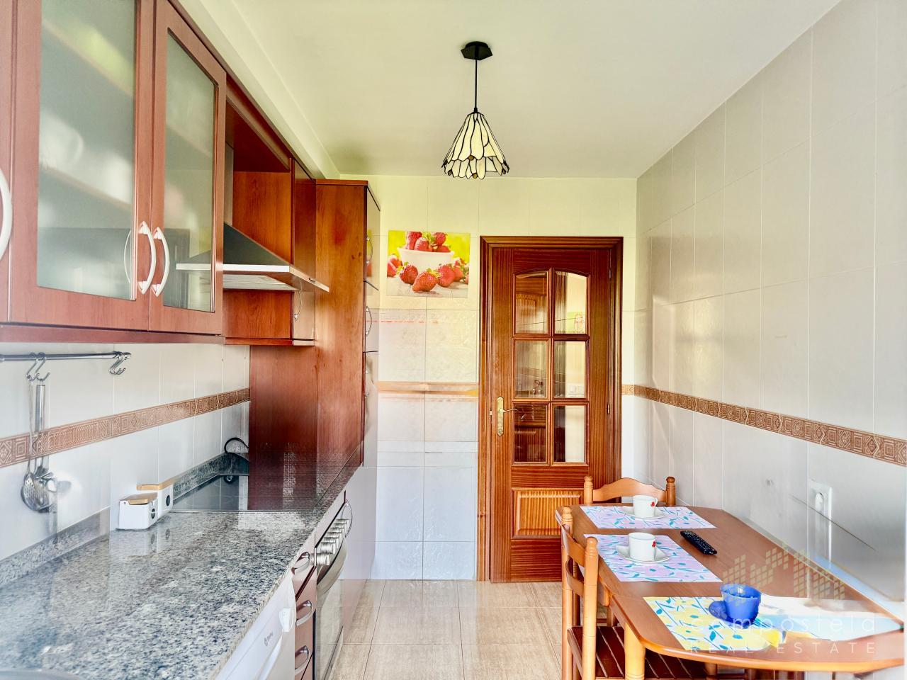 Mobiliario y electrodomésticos de calidad en cocina