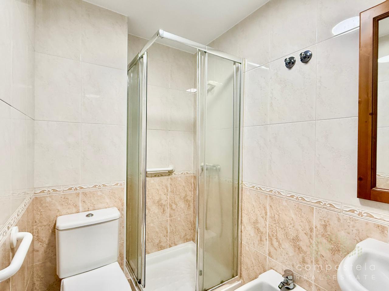 Cómoda ducha en baño de dormitorio